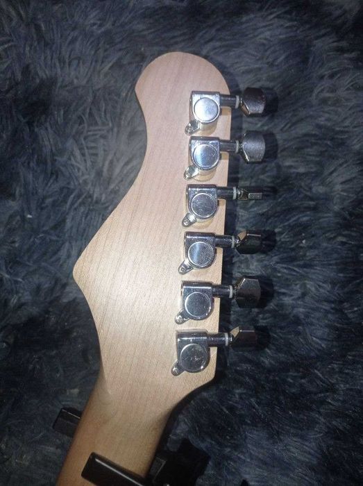 електрогітара в комплекті з підстлювачем