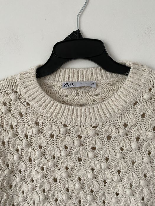Zara śmietankowy sweter ażurowy kulki pompony
