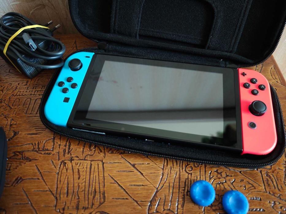 Nintendo Switch (Modelo 2019) Usada + jogo