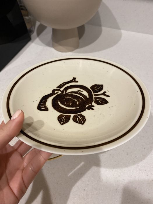 Dwa talerze vintage kremowe