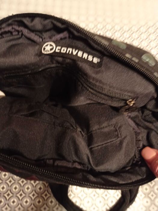 Pequena bolsa da converge preta