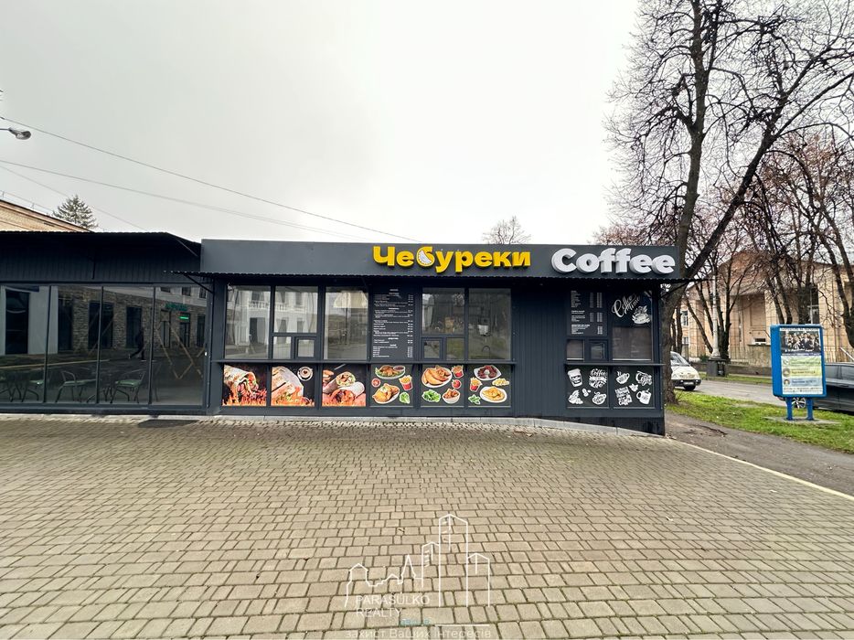 Здам в оренду фасадне приміщення під кафе/фастфуд.