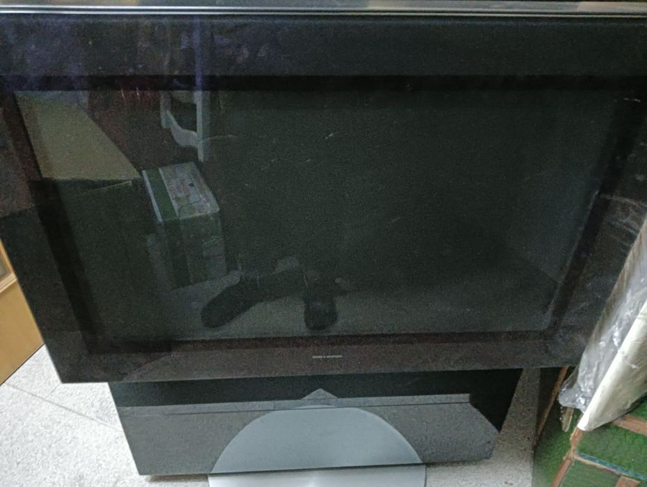 TV  B & O giratória e com leitor vhs