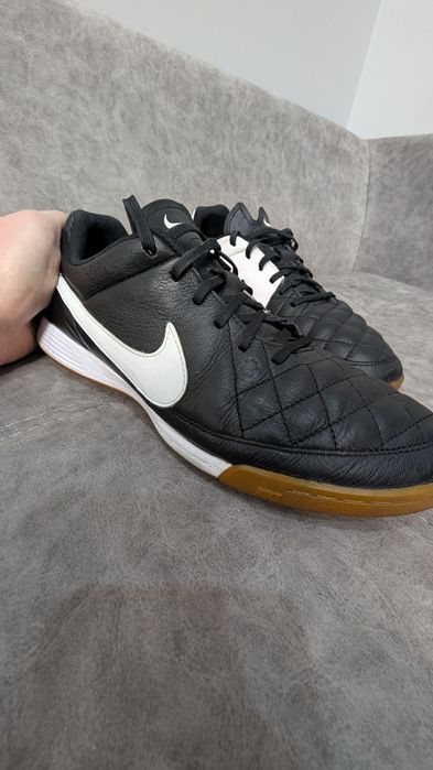 Продам  футзалки Nike tiempo 44 р