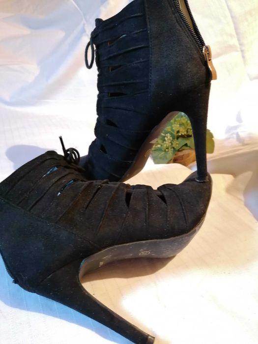 Botim / bota preta de salto alto fino, com cordões