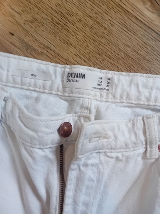 Jeansy Bershka 38 białe