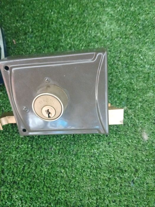 Fechedura nova nunca usada, como se pode ver nas fotos.