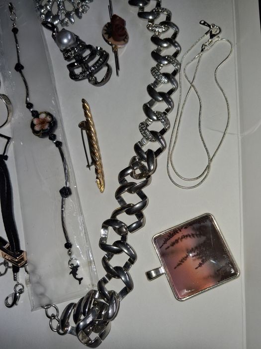 Paka biżuterii od vintage do współczesnej