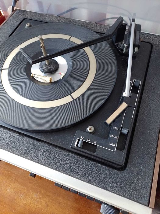 Gira discos com rádio antigo