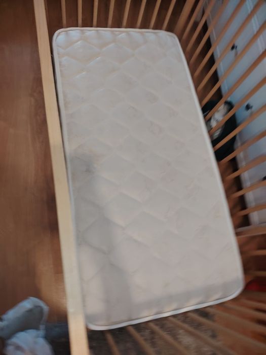 Berço de bebe com colchão como novo