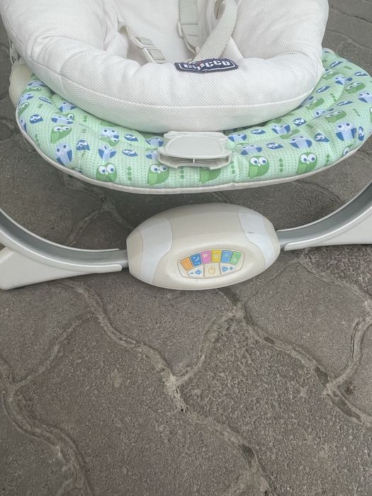 Заколисуючий центр chicco від народження
