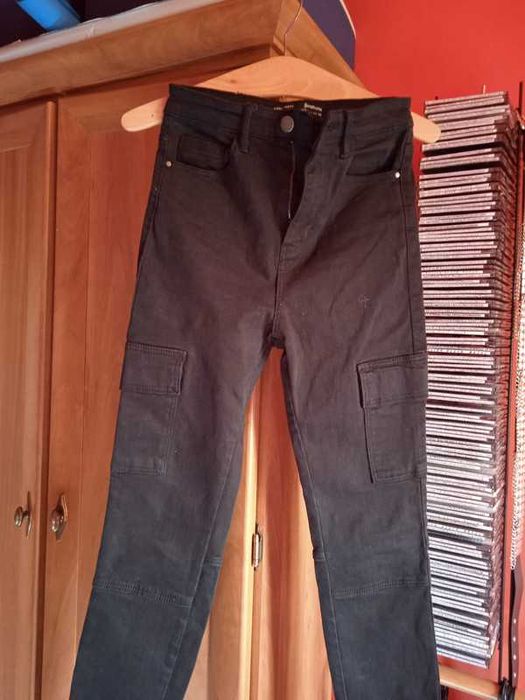 Czarne spodnie cargo stradivarius