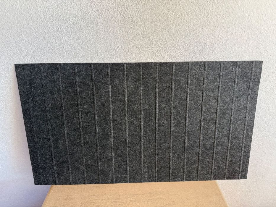 27,8 × 50 cm restantes do tapete para gaveta IKEA UPPDATERA, cinzento, 50 × 96 cm.