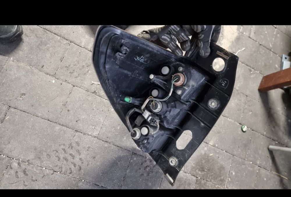 SUBARU FORESTER  lampa prawa lewa  tył orginał komplet