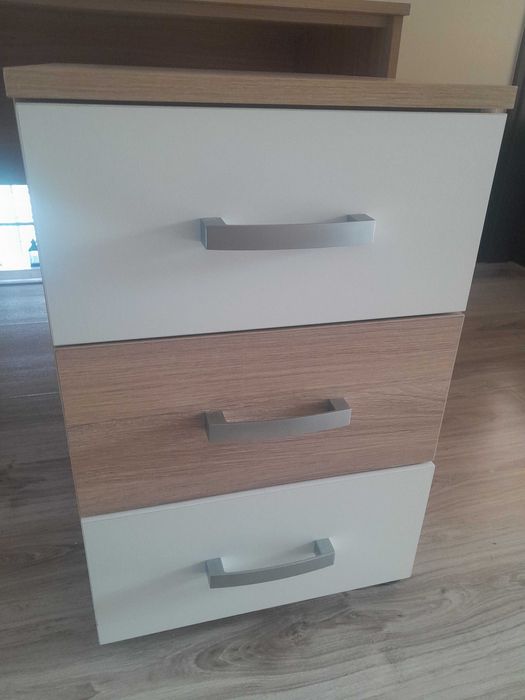Solidne biurko z szafką