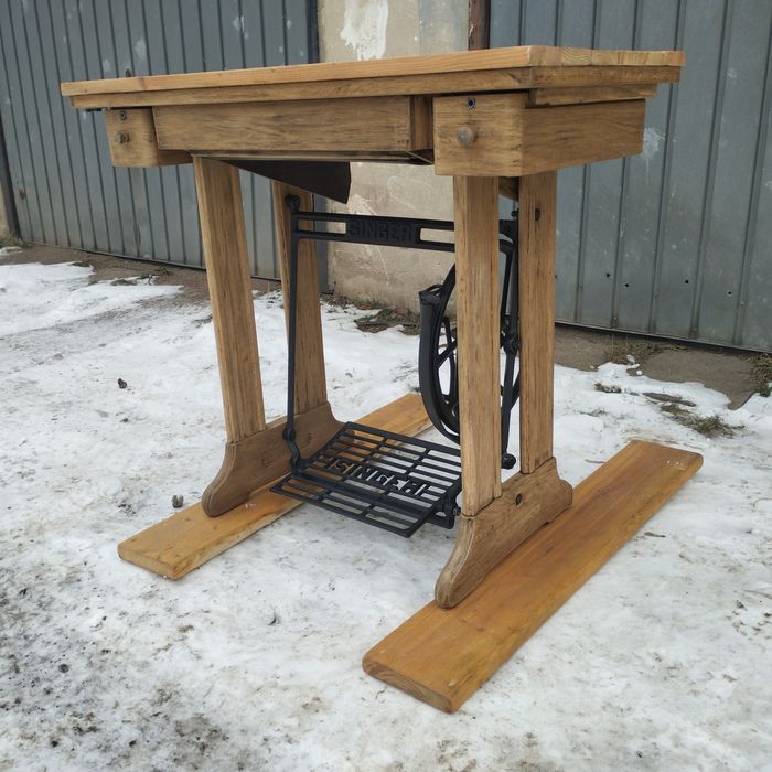 Biurko ze starej maszyny do szycia.