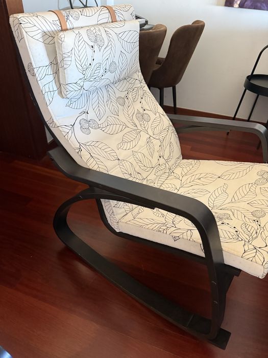 Cadeirão de Balanço IKEA POÄNG + Pousa-pés POÄNG - Estrutura Preta + Almofada Folhas POVOA DE VARZIM