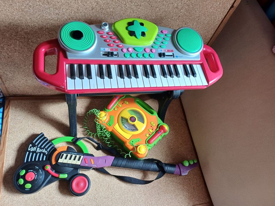 Piano, guitarra, aparelho de karaoke. Ler descrição