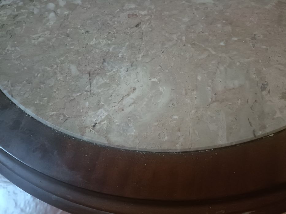 Mesa de centro com tampo de mármore
