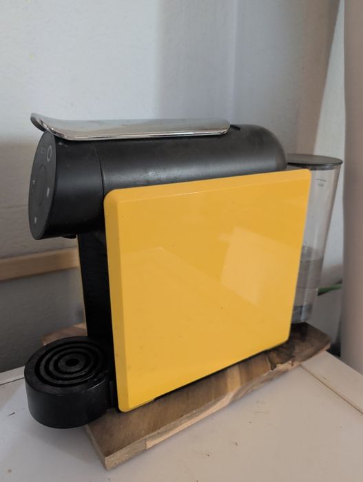 Máquina de café delta amarela