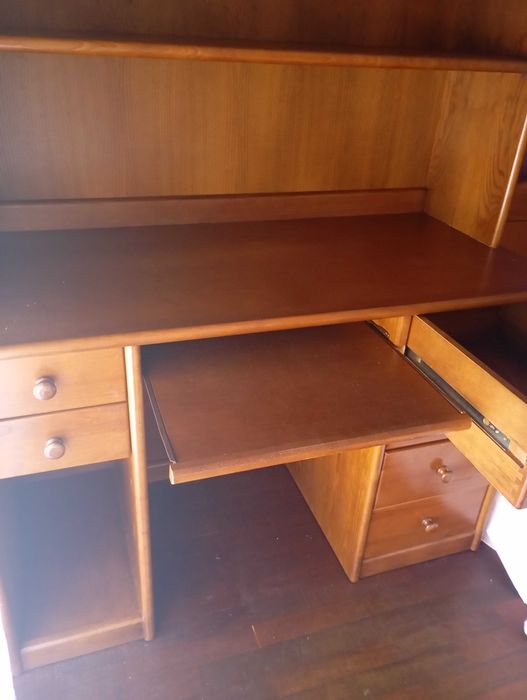 Mobília de quarto individual em pinho mel