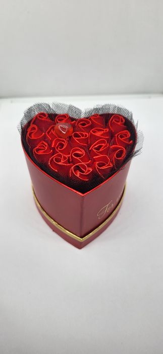 Mini flower box, bukiet z wiecznymi różami ze wstążki, urodziny