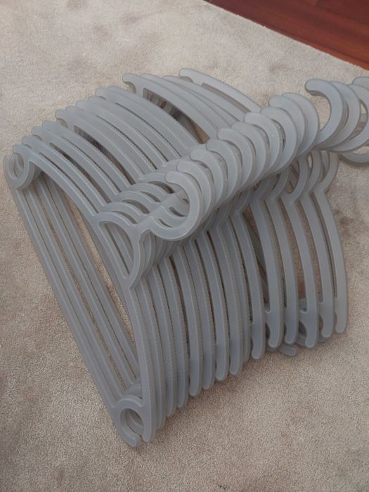 Lot de 19 cabides disponível em cinza e amarelo