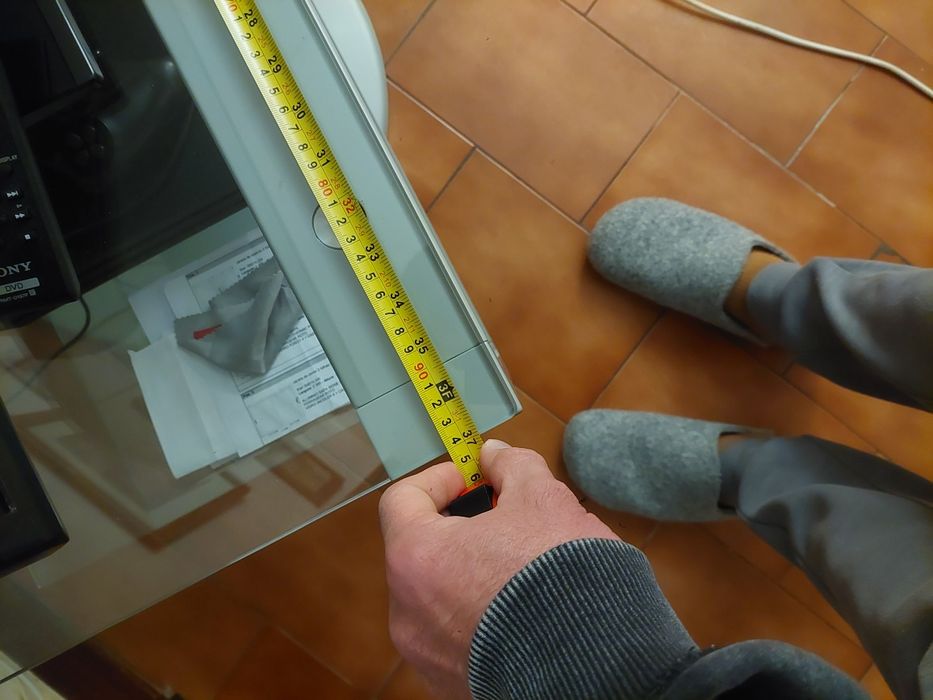 Móvel de televisão rotativo em metal e vidro