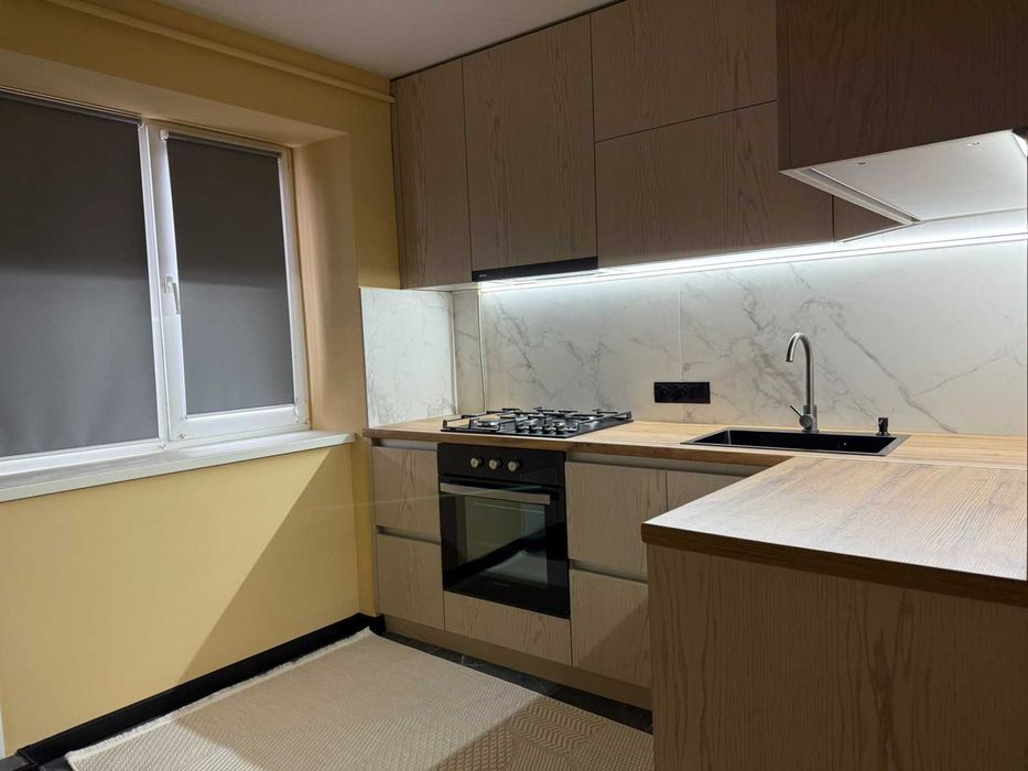 Двокімнатна квартира в центрі Богородчан із власною ділянкою.