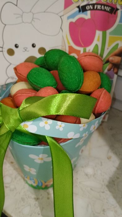 Kolorowe orzeszki w Wielkanocnym pudełku