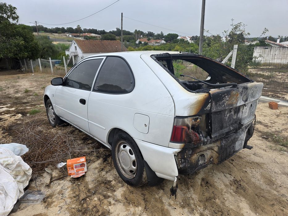 Toyota Corolla Star Van 2.0D 1993 – Incendiada traseira – Mecânica recente
