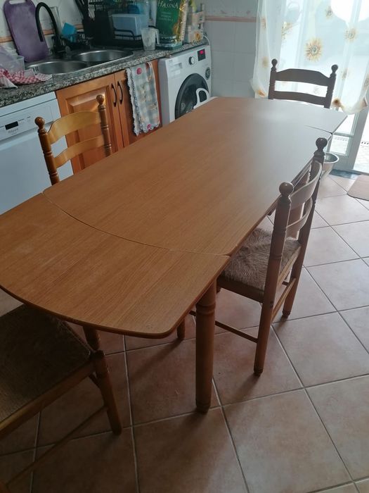 Mesa + 6 cadeiras + 2 bancos