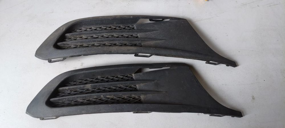 Заглушки бампера передні на Volkswagen Jetta USA 2.5 
2011 рік
5C6 853 666