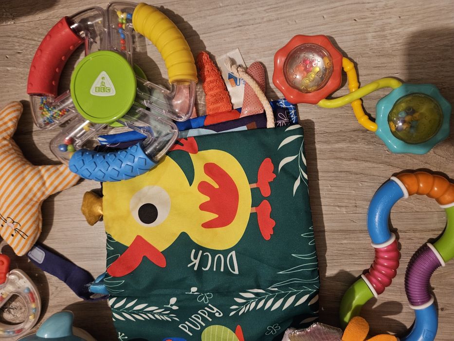 Zestaw zabawek dla niemowlaka.  Stan bardzo dobry/ idealny
