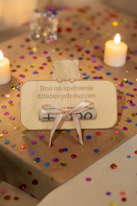 Voucher drewniany na pieniądze bon upominkowy na urodziny