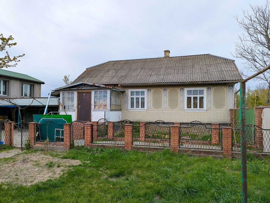 Продається харизматичний маєток у мальовничому селі Березини