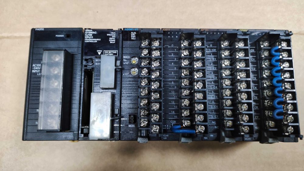 Omron CJ1M-CPU11 
Controladores
Mó