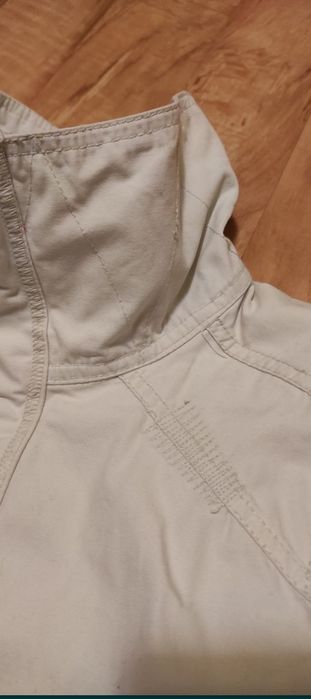 Lekka taliowana kurtka Diesel na wiosnę.