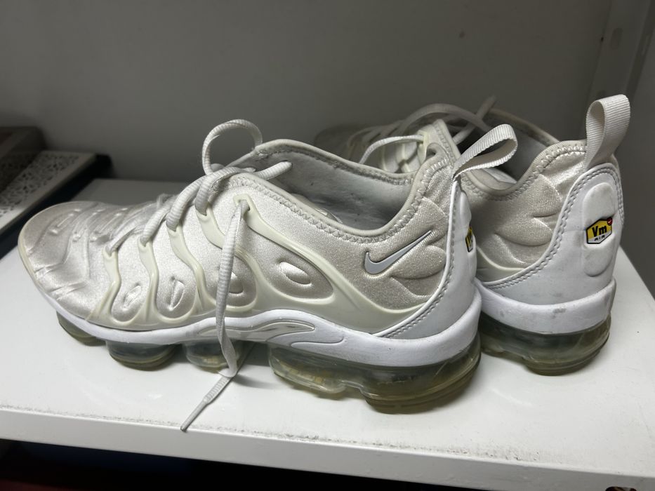 nike vapormax plus 45,5 biale