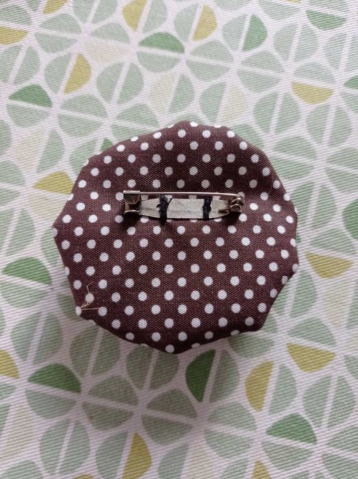 Alfinete em tecido e madeira