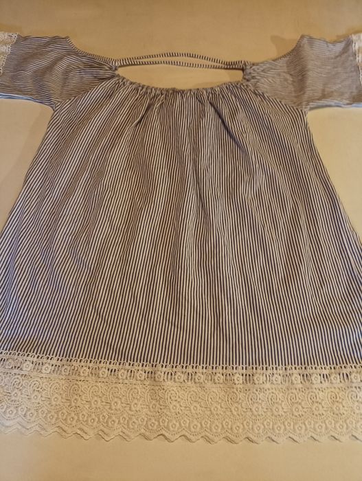 Blusa às riscas em azul e branco