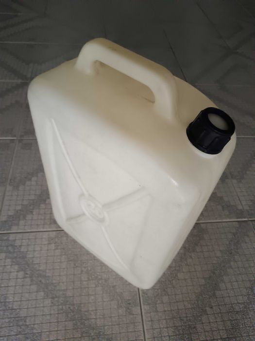 Barricas ou vasilhas para azeite usadas e em bom estado.