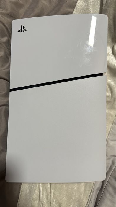 PS5 Standart 1TB + 2 comandos + 3 jogos