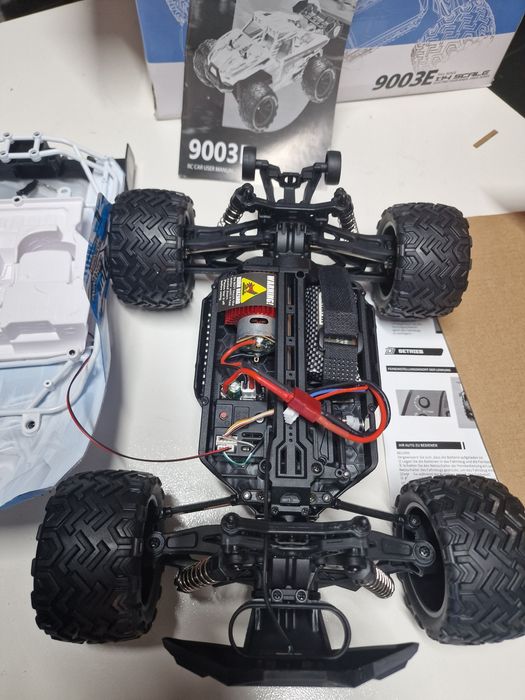 carro de controle remoto da marca DEERC, modelo 9003E.