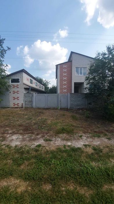 Будинок з комуікаціями
