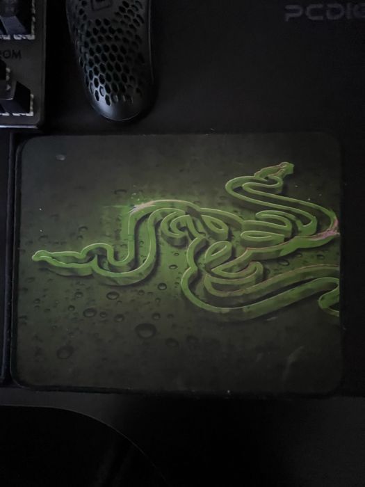 Teclado, rato, microfone, tapetes de rato e hubs