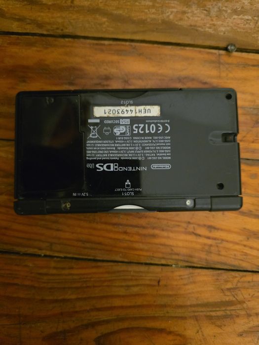 Nintendo ds lite vem com 1 jogo