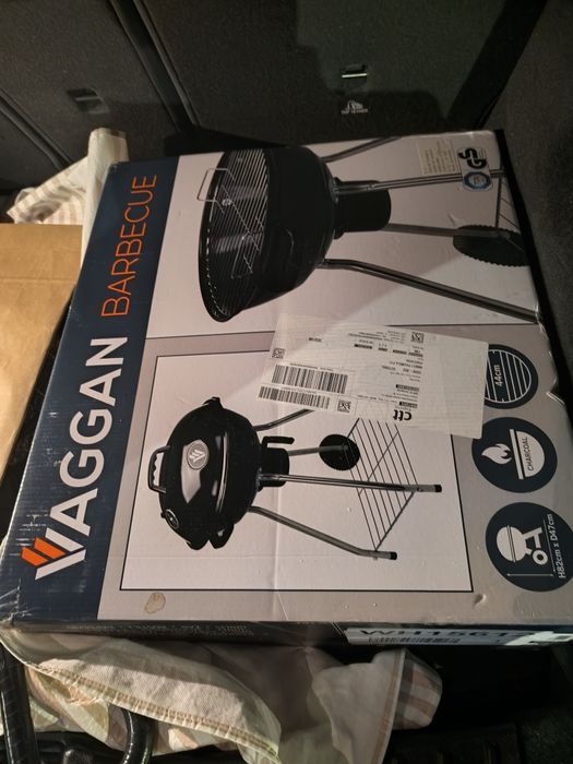 Barbecue a carvão novo na caixa