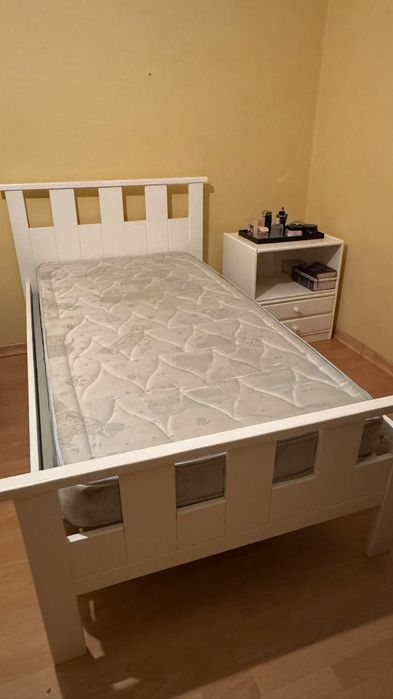 Cama solteiro em madeira maciça+ colchão+ armário com gavetas