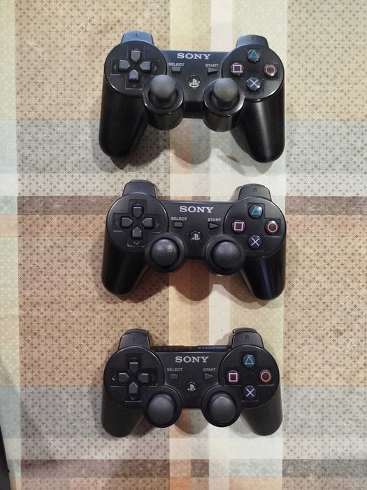 PS3 SLIM desbloqueada + 3 comandos originais + cabos